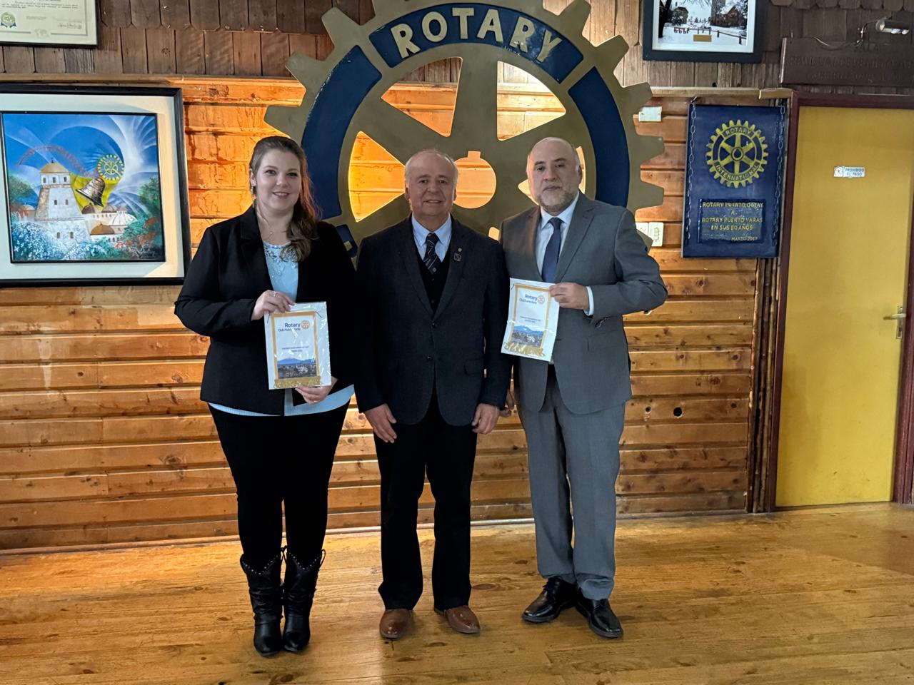Gabriel Sáez Fuentes, presidente del Rotary Club de Puerto Varas, con Priscila Wistke, directora de Revista YA y Gustavo Gálvez Gerente Comercial del Diario Heraldo Austral